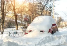 zasněžené osobní auto v závěji, zimní den v přírodě