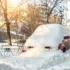 zasněžené osobní auto v závěji, zimní den v přírodě