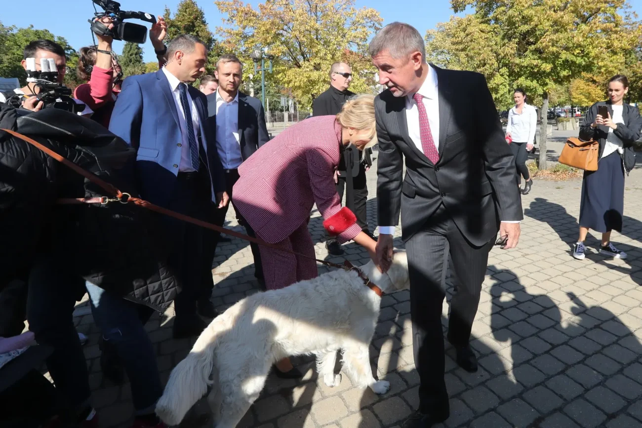 profimedia-0390282026 | TVGURU.cz Andrej Babiš se prochází mezi lidmi a je u něj pes.