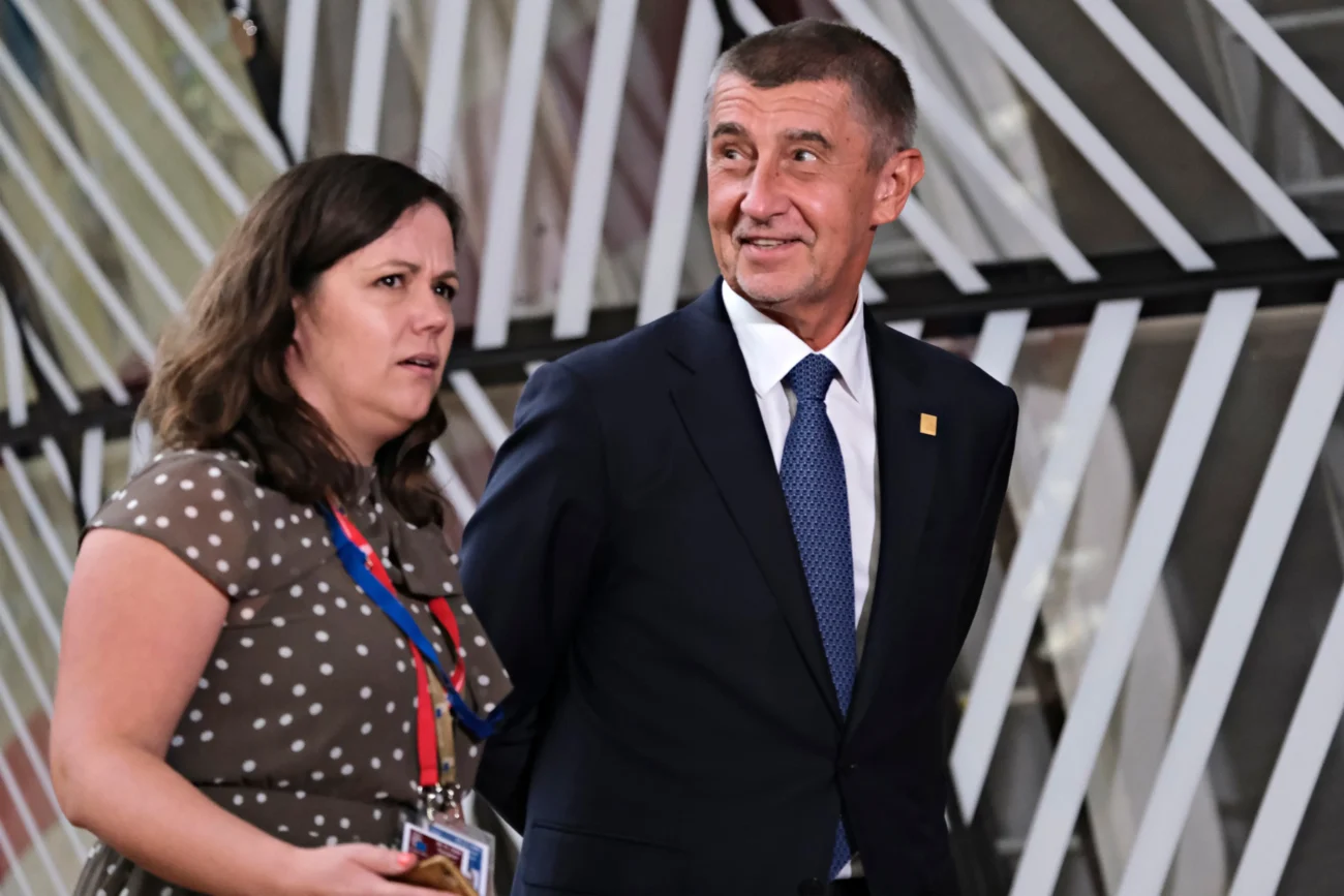 shutterstock_1453543184-2 | TVGURU.cz Usmívající se Andrej Babiš stojí vedle ženy.