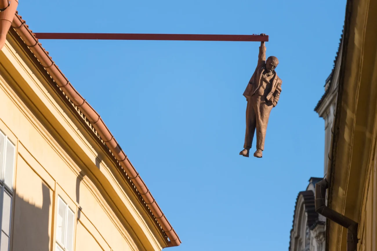 shutterstock_1473978260-2 | TVGURU.cz Ve vzduchu visí Sigmund Freud.