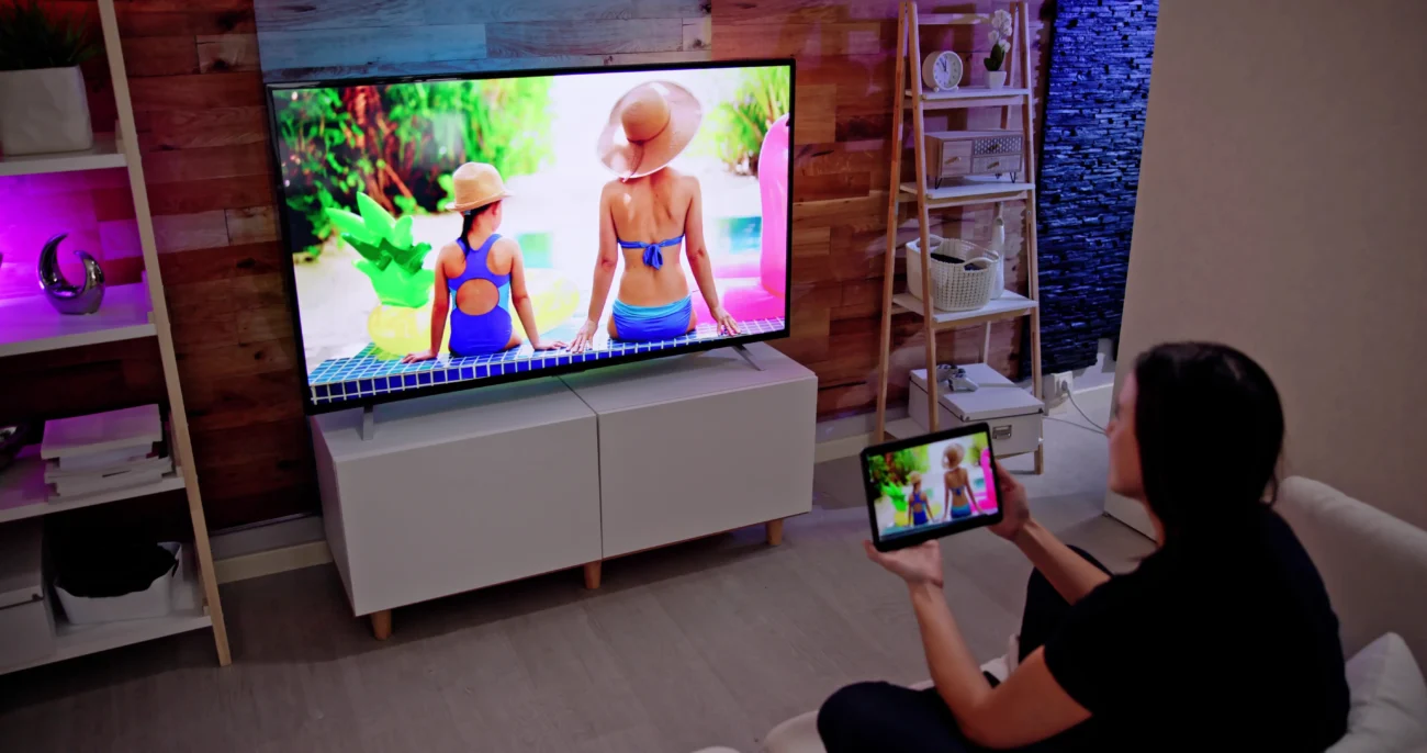 shutterstock_2257640043-2 | TVGURU.cz Žena se dívá na televizi i do tabletu.