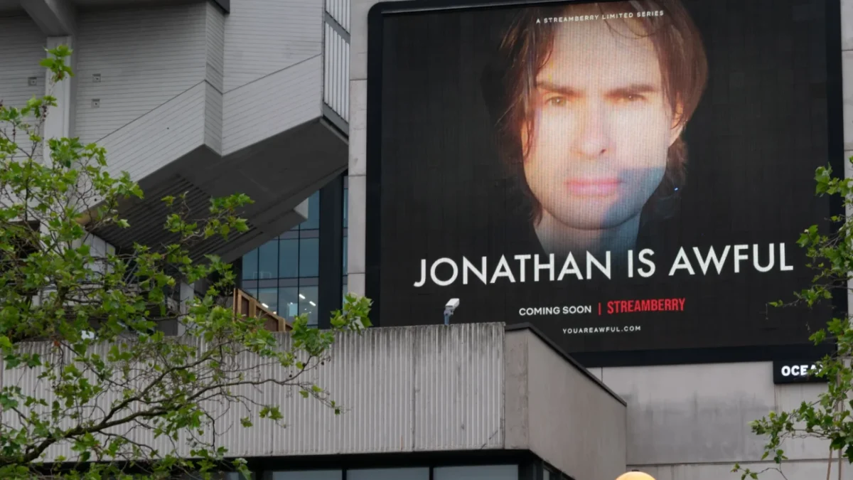 Na budově visí reklama na Netflix.