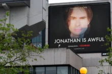 Na budově visí reklama na Netflix.