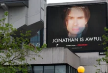 Na budově visí reklama na Netflix.