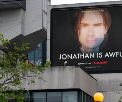Na budově visí reklama na Netflix.