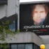 Na budově visí reklama na Netflix.