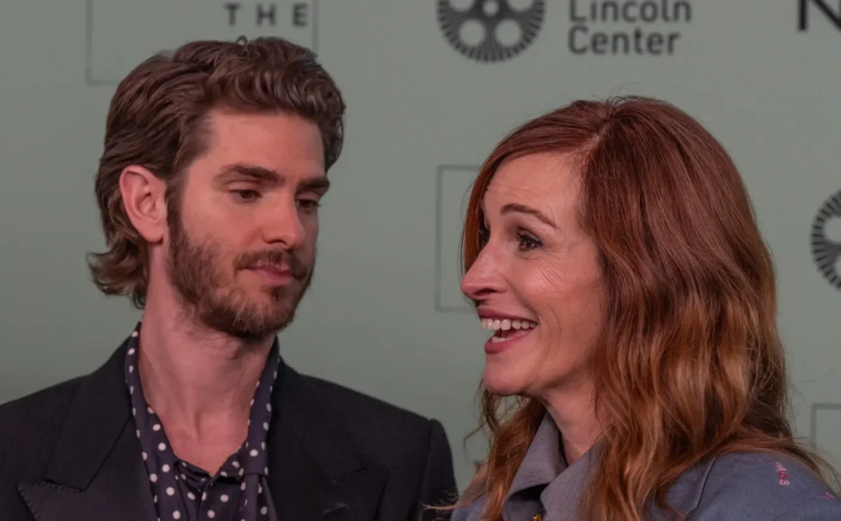 Julia Roberts se usmívá vedle hereckého kolegy