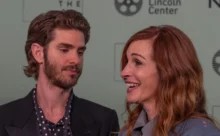 Julia Roberts se usmívá vedle hereckého kolegy