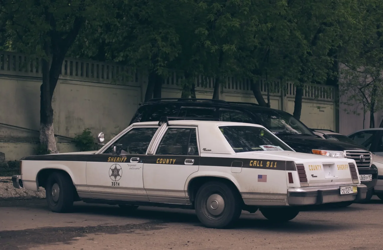 shutterstock_2197518669 1 | TVGURU.cz Staré americké policejní auto.