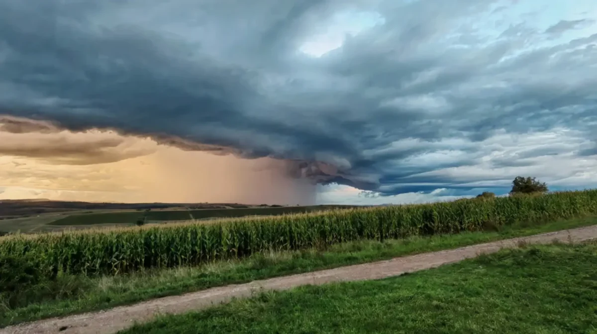 počasí déšt a zataženo nad domy