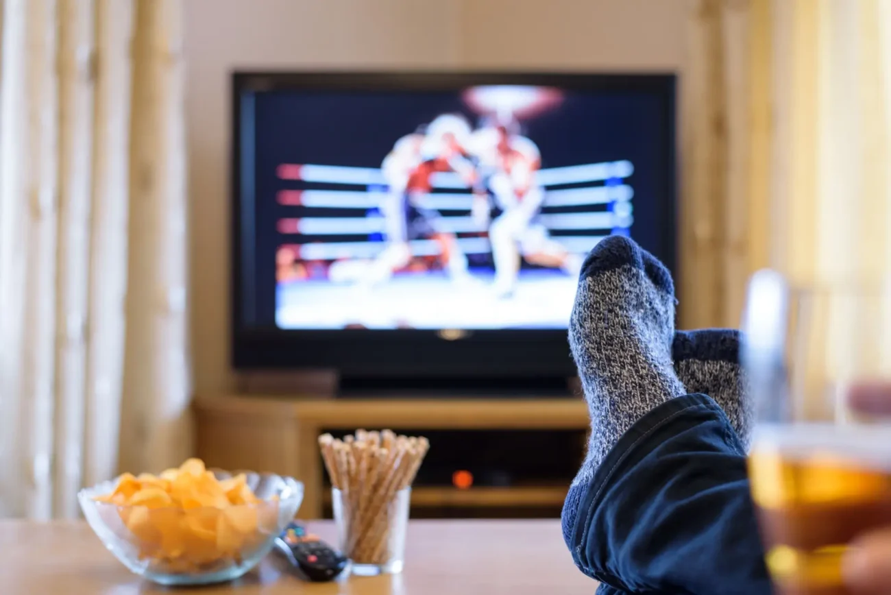 Češi si užívali vysílání zdarma. | TVGURU.cz muž sleduje zápas na televizi