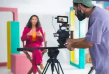 moderátorka kterou točí kameraman