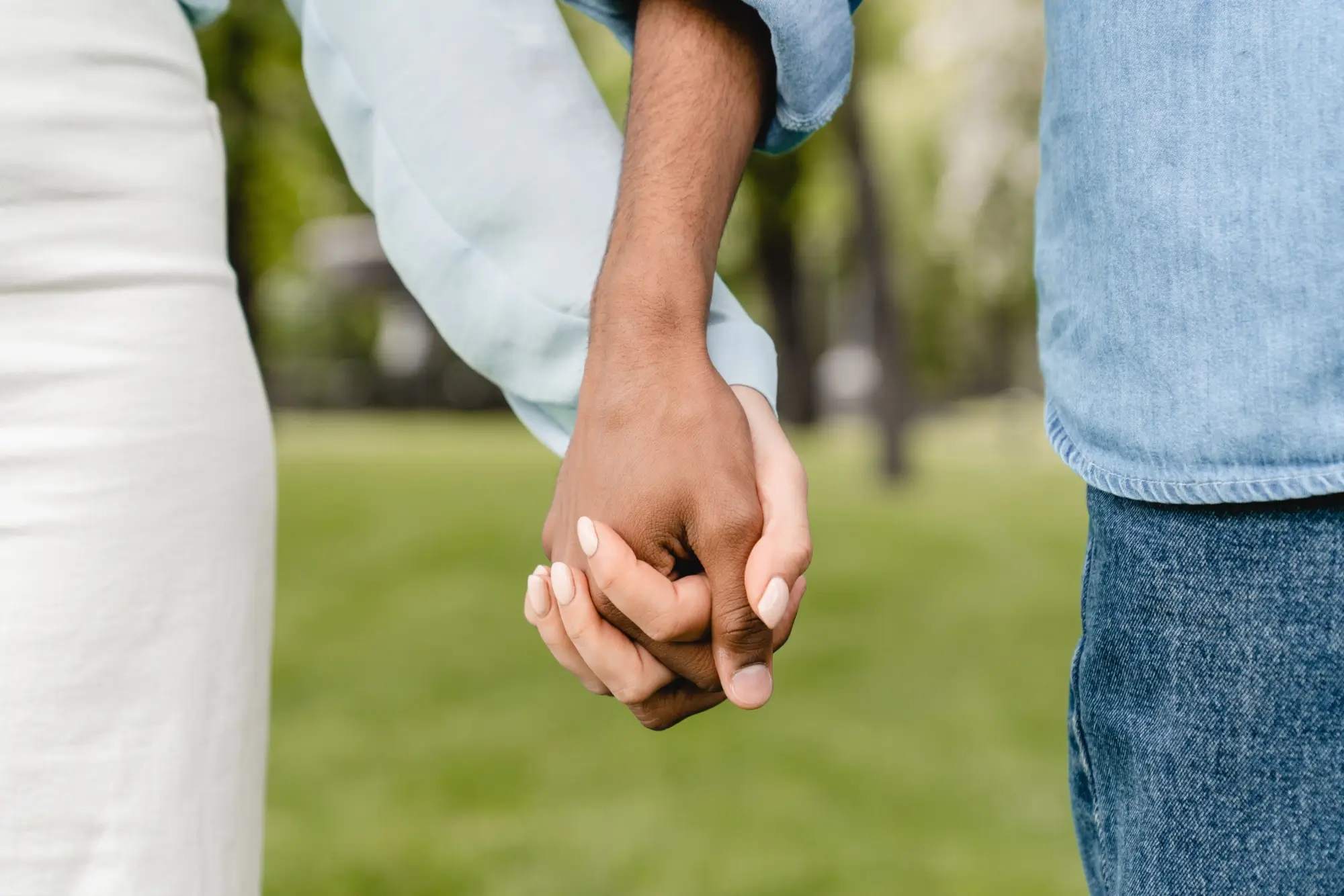 Shutterstock_2580617699 | TVGURU.cz zamilovaný pár