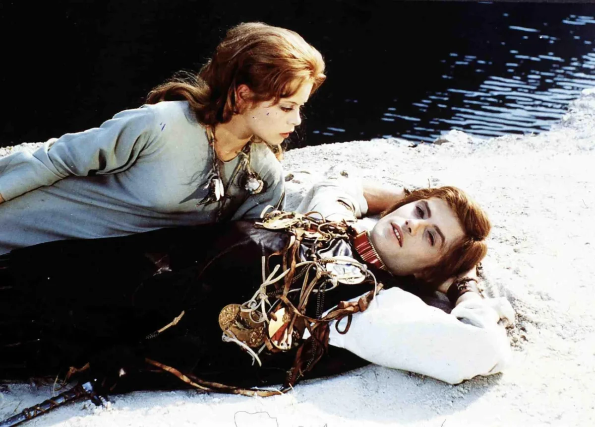 Miroslava Šafránková a Petr Svojtka ve filmu Malá mořská víla (1976). Oba ležící na břehu moře