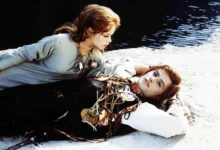 Miroslava Šafránková a Petr Svojtka ve filmu Malá mořská víla (1976). Oba ležící na břehu moře