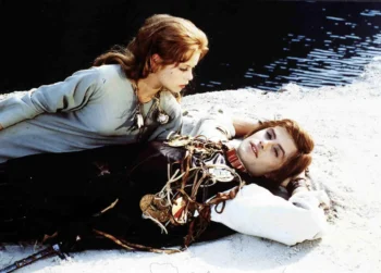 Miroslava Šafránková a Petr Svojtka ve filmu Malá mořská víla (1976). Oba ležící na břehu moře