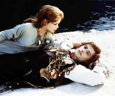 profimedia-0144973182 Miroslava Šafránková a Petr Svojtka ve filmu Malá mořská víla (1976). Oba ležící na břehu moře