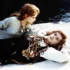 Miroslava Šafránková a Petr Svojtka ve filmu Malá mořská víla (1976). Oba ležící na břehu moře