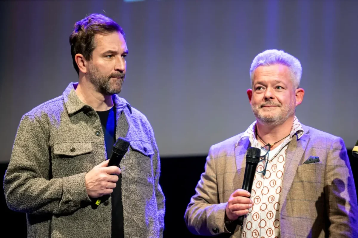 Ondřej Sokol a Aleš Háma stojí na pódiu.