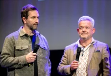 Ondřej Sokol a Aleš Háma stojí na pódiu.