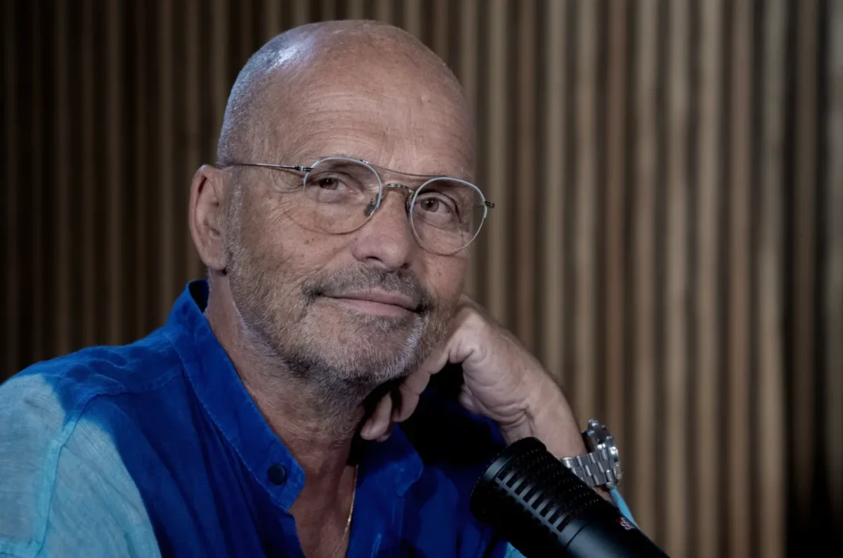 Zdeněk Pohlreich má hlavu opřenou o ruku.