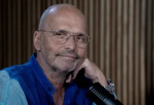 Zdeněk Pohlreich má hlavu opřenou o ruku.