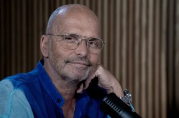 Zdeněk Pohlreich má hlavu opřenou o ruku.