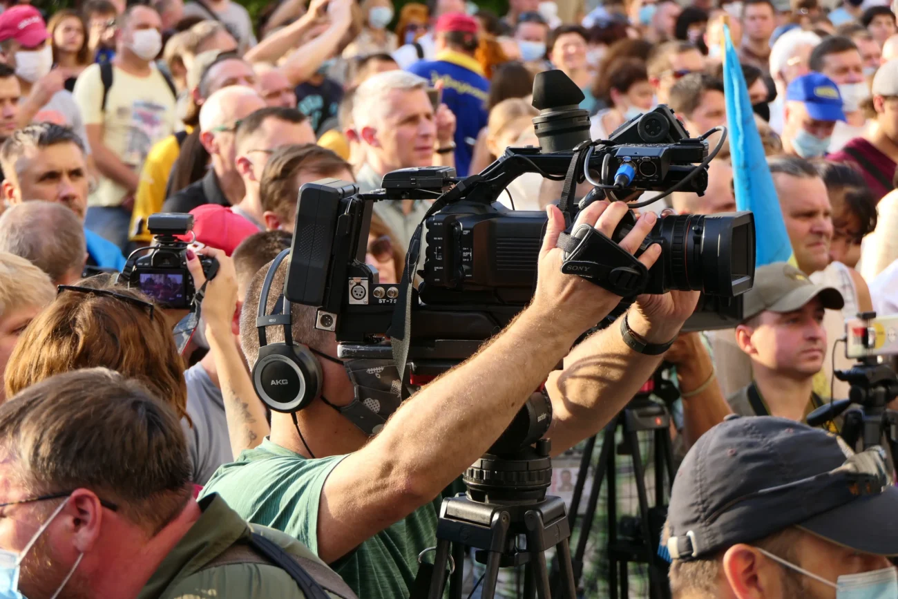 shutterstock_1785110321-2 | TVGURU.cz Novináři natáčí v davu lidí.