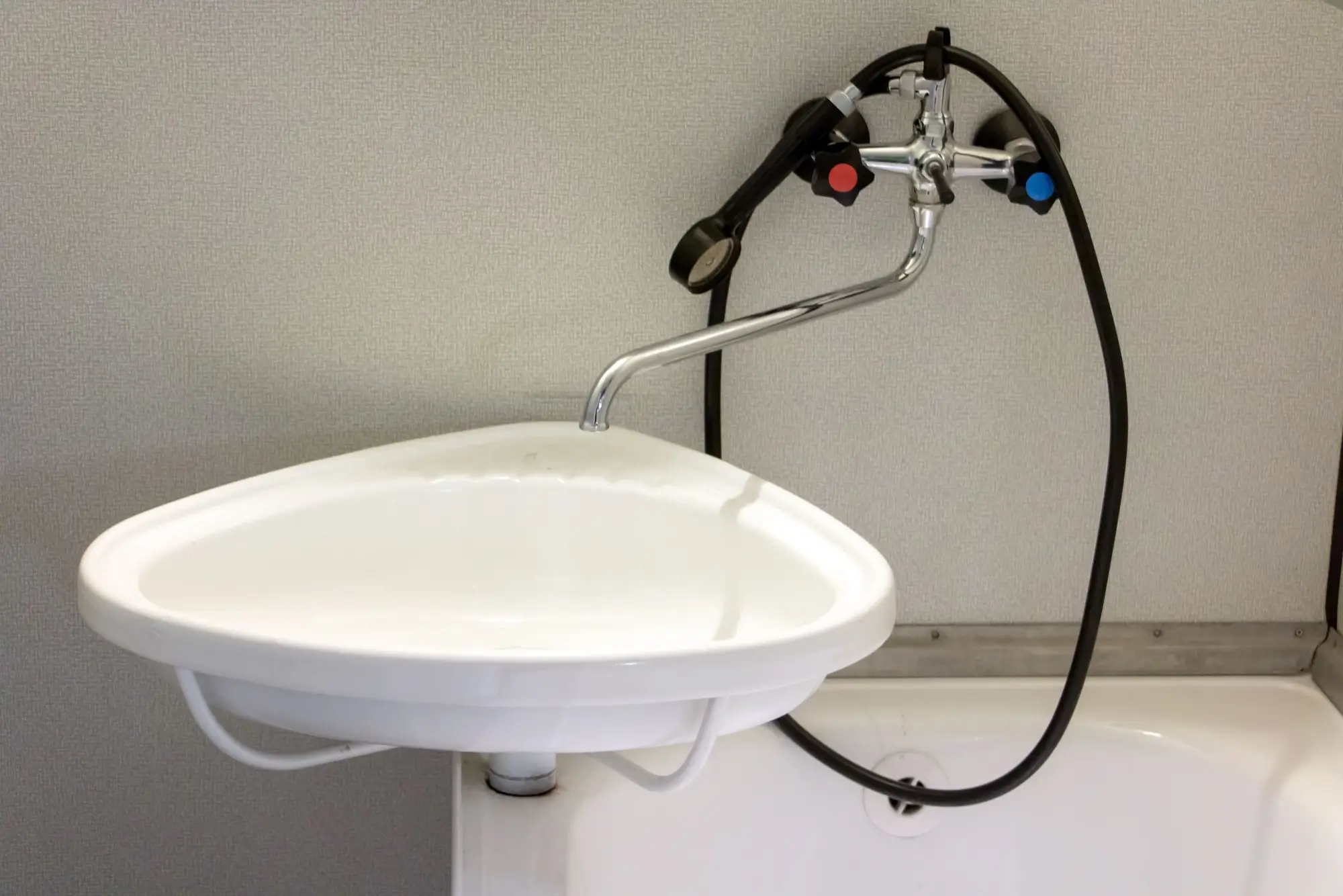 paneláková koupelna