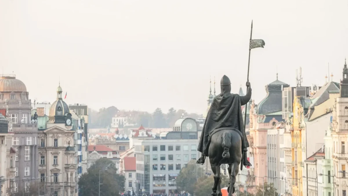 svatýváclav Václavské náměstí v Praze se sochou Svatého Václava zezadu
