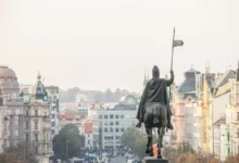 Václavské náměstí v Praze se sochou Svatého Václava zezadu