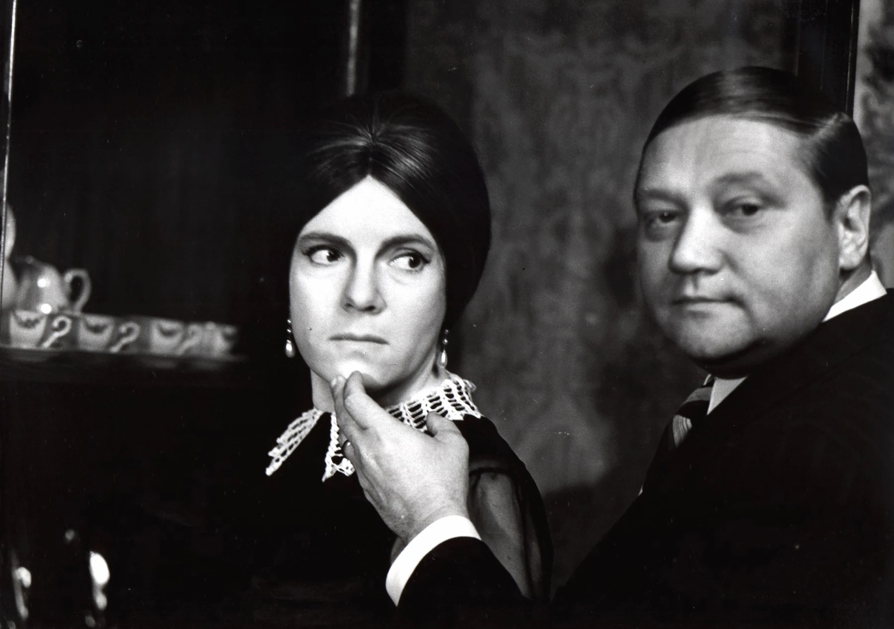 profimedia-0227332912 | TVGURU.cz Vlasta Chramostová a Rudolf Hrušínský - detail obličejů. Černobílé foto, záběr z filmu Spalovač mrtvol.