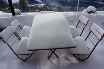 Přikrývky z těžkého mokrého sněhu