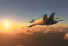 stíhačka prolétá nad mraky