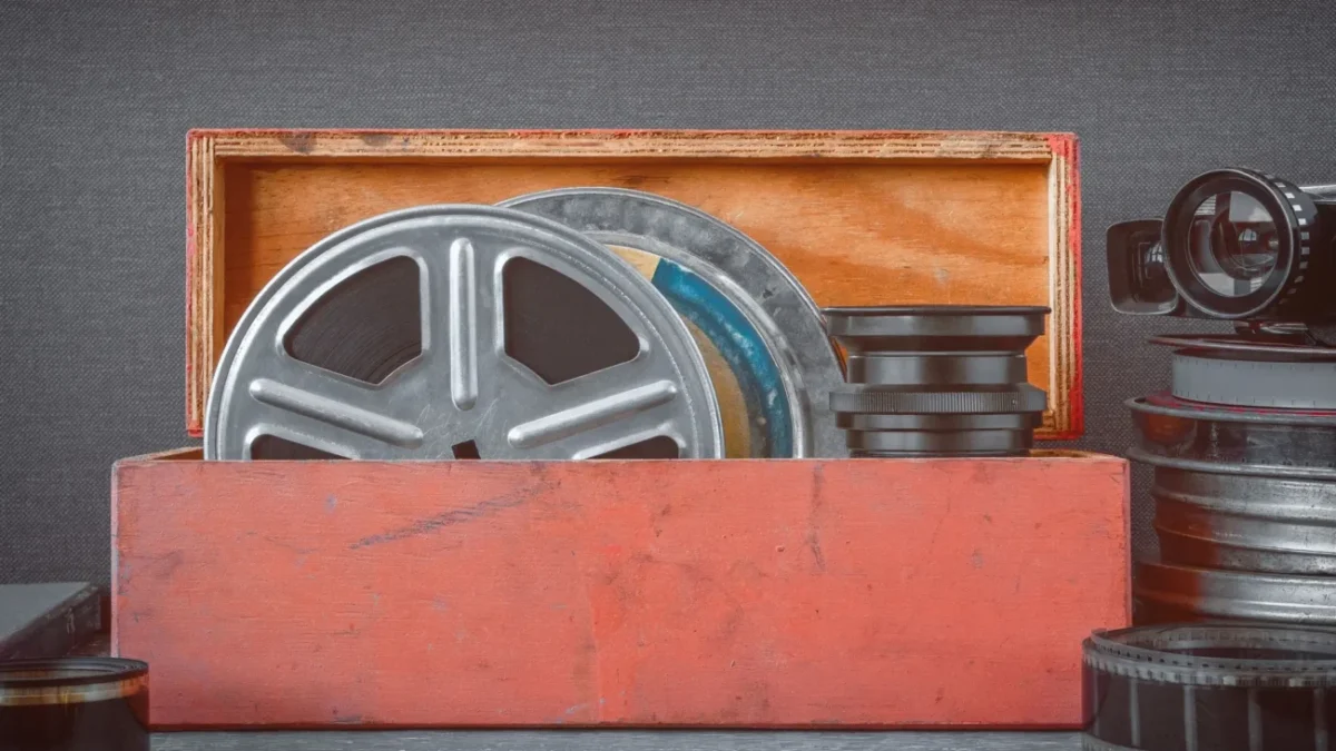 filmová páska v dřevěné krabici