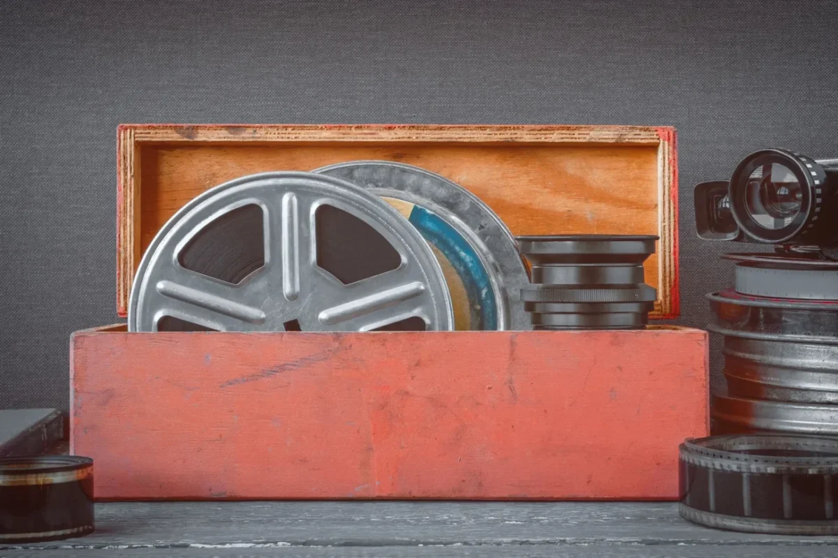 filmová páska v dřevěné krabici