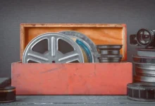 filmová páska v dřevěné krabici