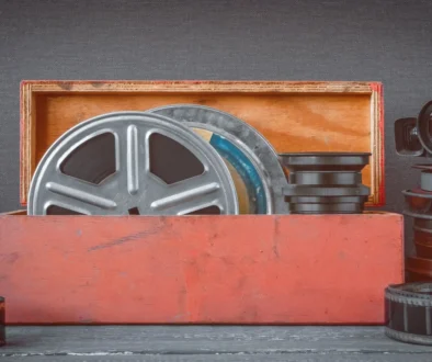 filmová páska v dřevěné krabici