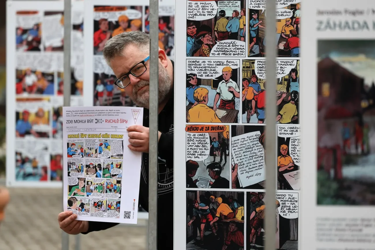 profimedia-0861785172 | TVGURU.cz Muž v ruce drží komiks Rychlých šípů.