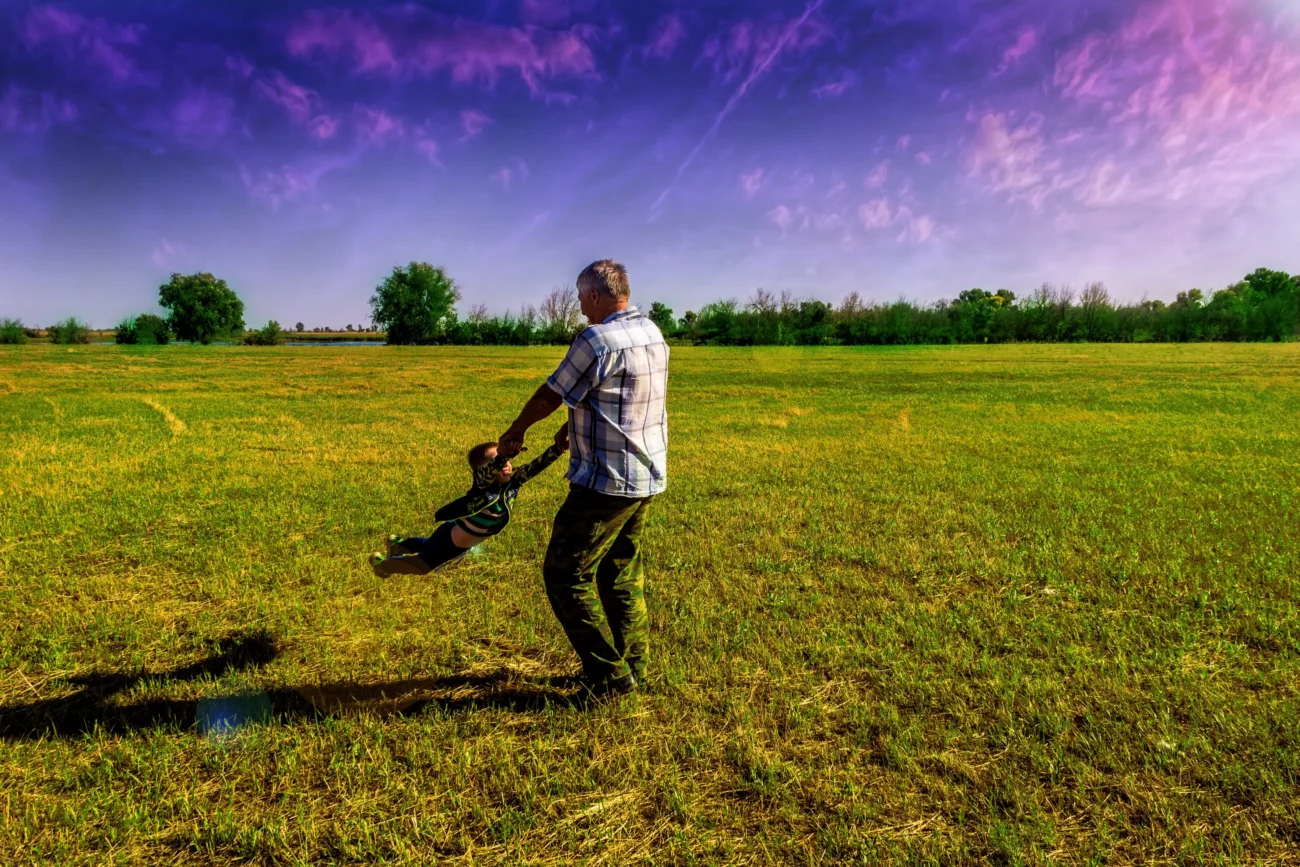 shutterstock_1494726386-2 | TVGURU.cz Děda točí chlapečka za ruce.