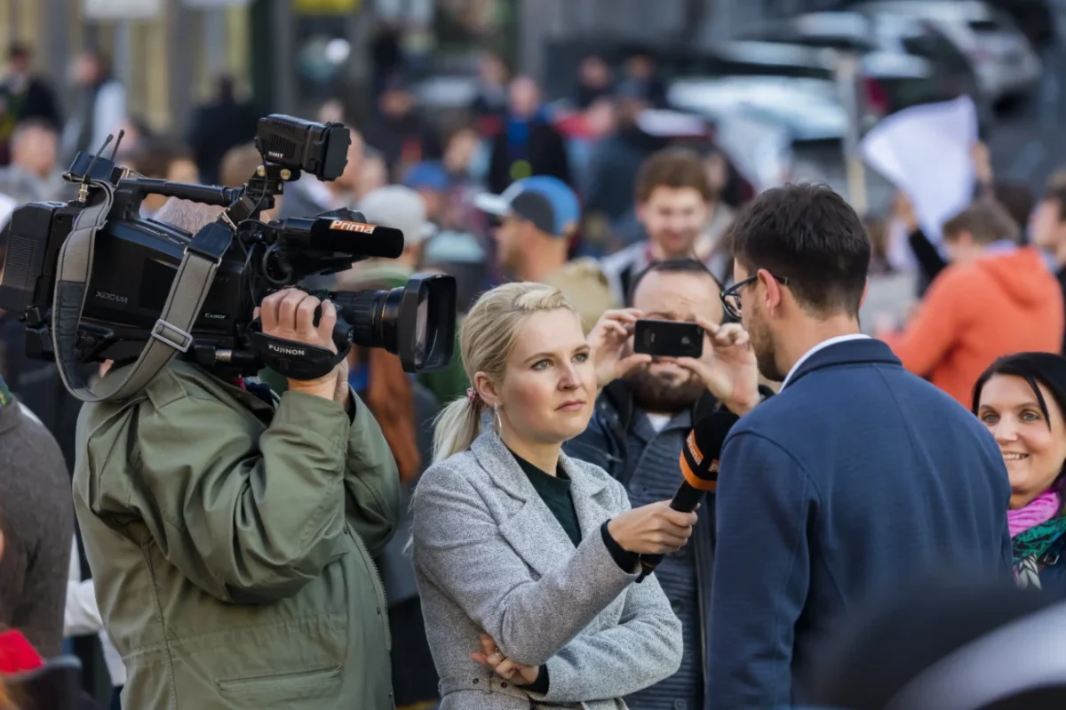 Lidé dělají rozhovor.