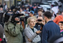 Lidé dělají rozhovor.