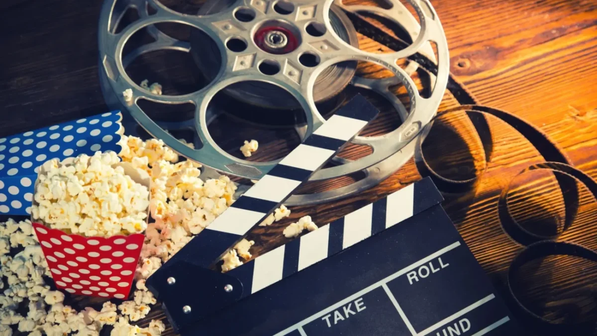 filmová páska, klapka a popcorn