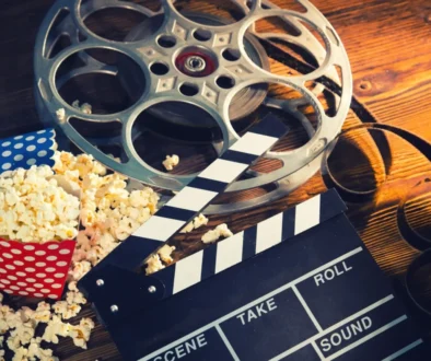 filmová páska, klapka a popcorn