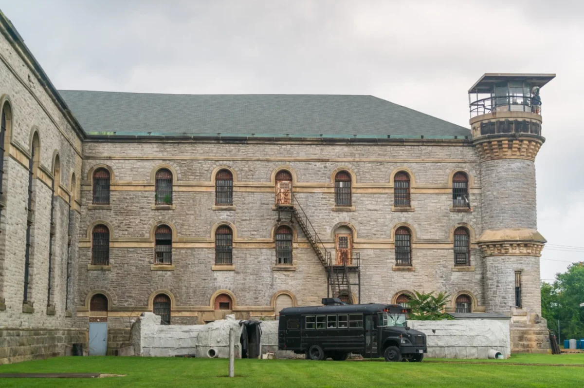 Starý patrový dům s dodávkou.