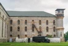 Starý patrový dům s dodávkou.