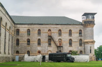 Starý patrový dům s dodávkou.