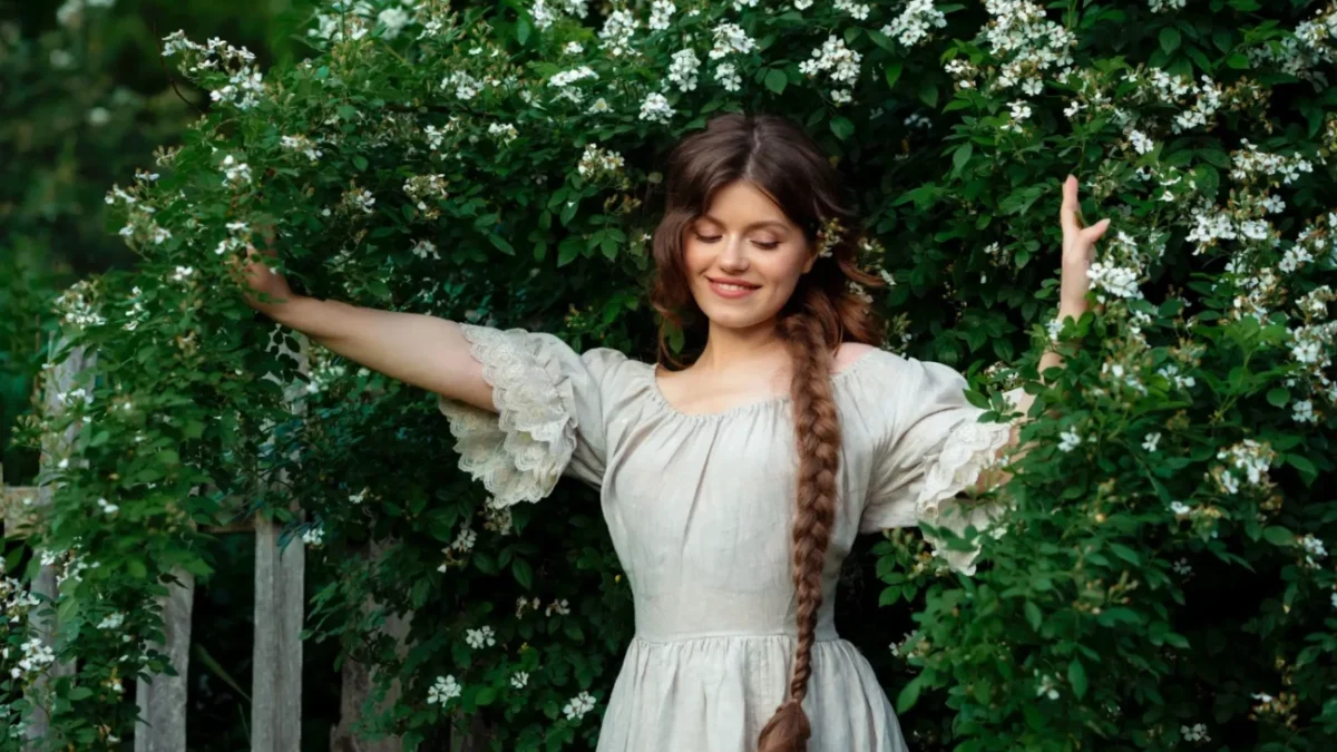 žena v jasmínovém keři