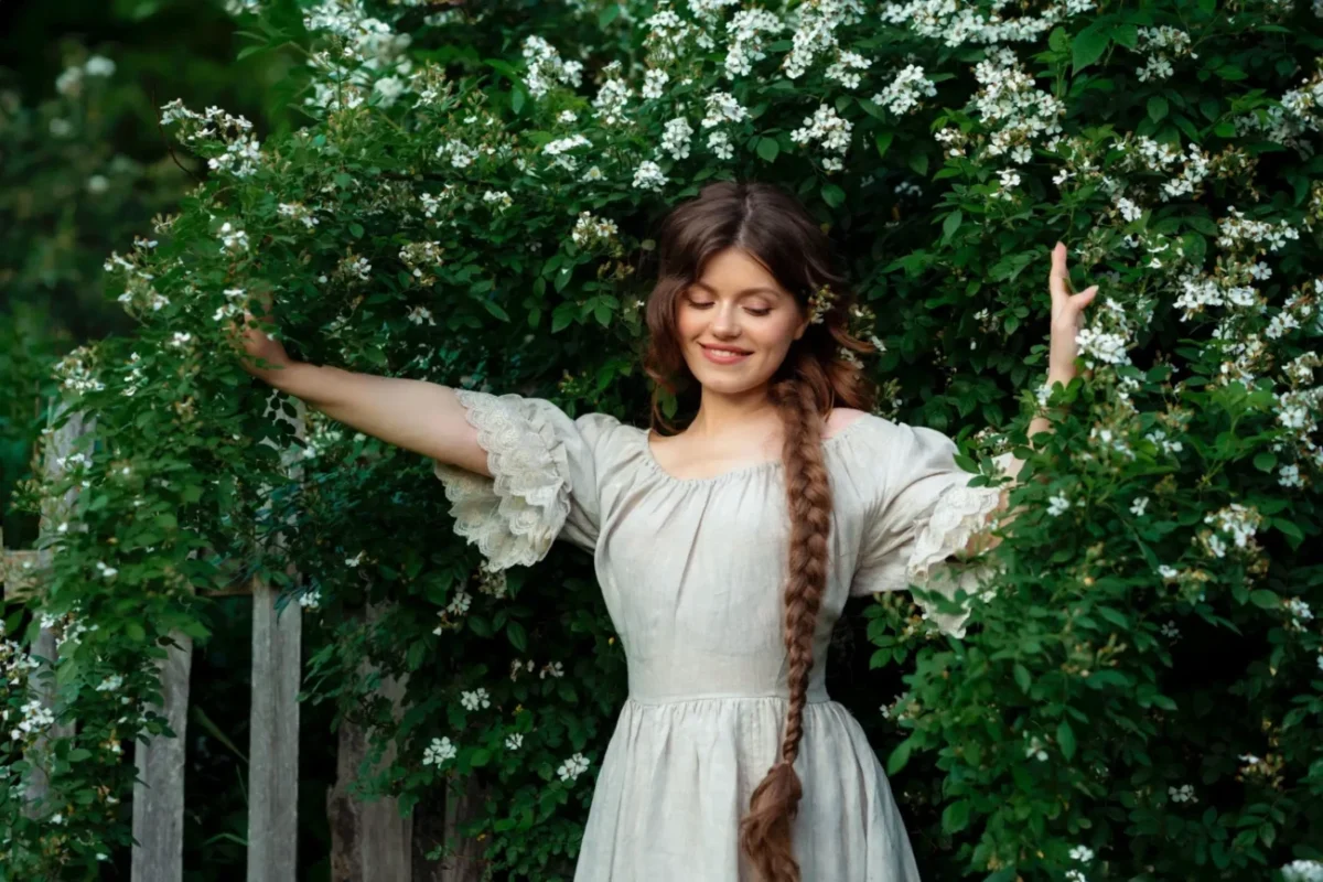 žena v jasmínovém keři